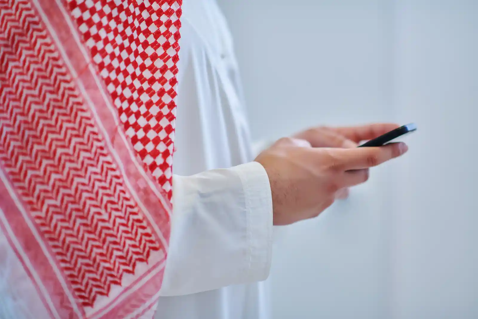 رجل سعودي يستخدم الهاتف